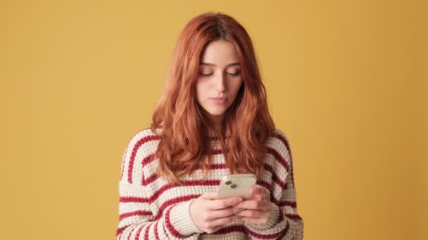 Lány Sms Ezés Mobiltelefon Sárga Háttér — Stock videók