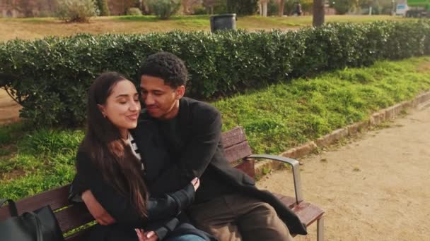 パークベンチに抱擁する若いカップル — ストック動画