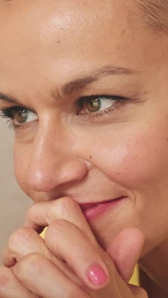 リビングルームでラップトップを使用したハゲ笑顔女性のクローズアップ肖像画 — ストック動画