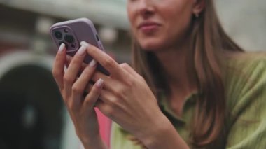 Sosyal medyada cep telefonu uygulaması kullanan kadın ellerinin yakın plan görüntüsü