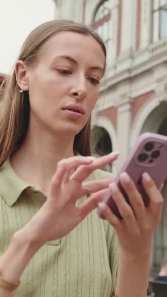 美丽的女人站在老城区广场时 用手机上的地图应用程序 — 图库视频影像