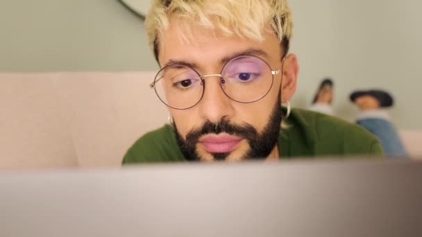 Közeli Fiatal Szakállas Szőke Férfi Laptopot Használ Miközben Kanapén Fekszik — Stock videók