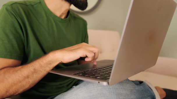 Primer Plano Las Manos Joven Trabajando Una Computadora Portátil — Vídeos de Stock