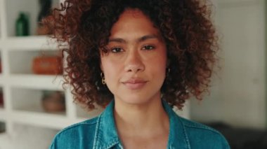 Evde Kameraya Bakan Genç Kadın Portresi