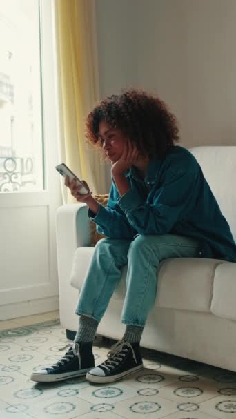Молодая Женщина Использует Телефон Рядом Окном Гостиной — стоковое видео