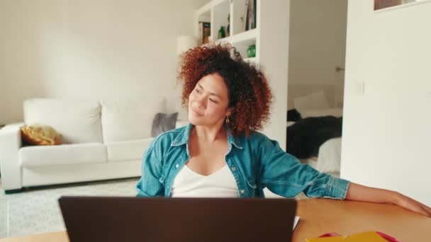 Kvinna Med Bärbar Dator Sitter Vid Bordet Tittar Till Sidan — Stockvideo