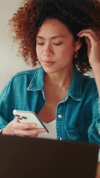 Jonge Vrouw Met Mobiele Telefoon Laptop Computer Binnen Thuis — Stockvideo