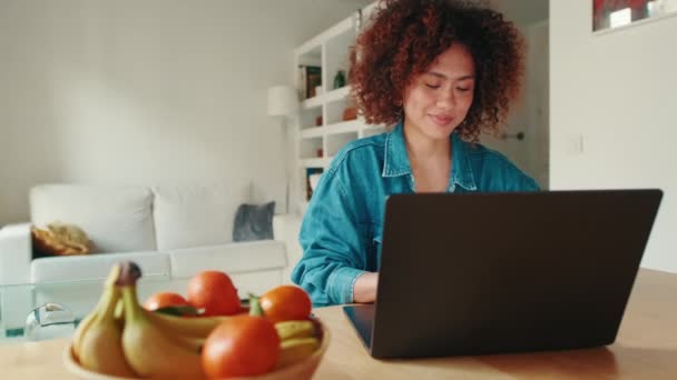 Молода Жінка Сидить Вітальні Використовує Ноутбук Вдома — стокове відео