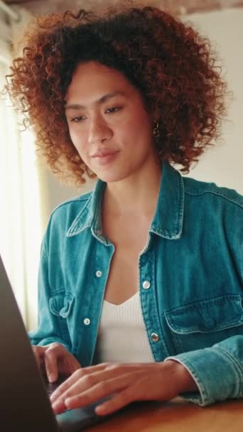 リビングルームのノートパソコンのキーボードにタイピングする若い女性 — ストック動画