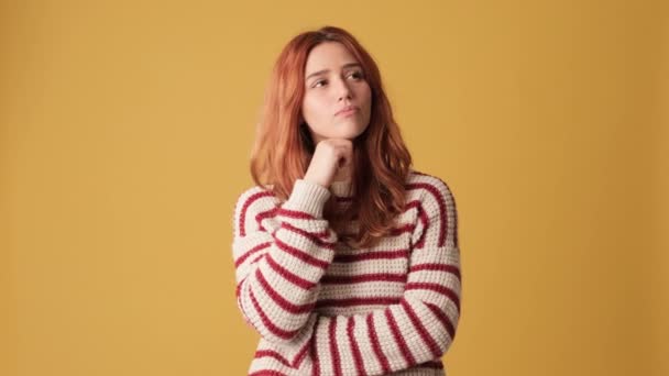 Pensive Mädchen Trifft Wahl Studio Auf Gelbem Hintergrund — Stockvideo