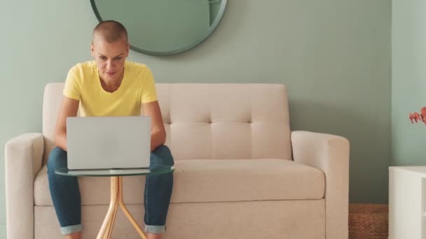 Schöne Erwachsene Freiberuflerin Mit Laptop Während Sie Hause Wohnzimmer Sitzt — Stockvideo