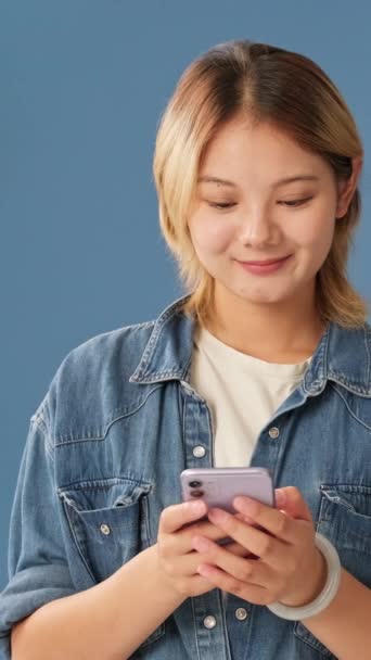 Verrast Jonge Vrouw Met Mobiele Telefoon Handen Krijgt Goed Nieuws — Stockvideo