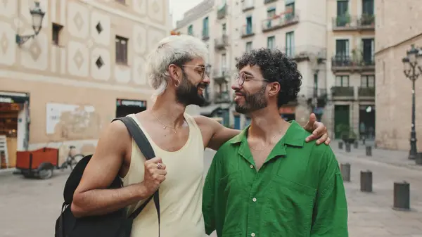 Homoseksüel çift eski şehrin sokaklarında birbirlerine sarılıyorlar.