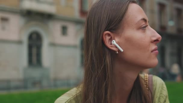 Detailní Záběr Krásné Ženy Poslouchající Hudbu Bezdrátových Sluchátkách — Stock video