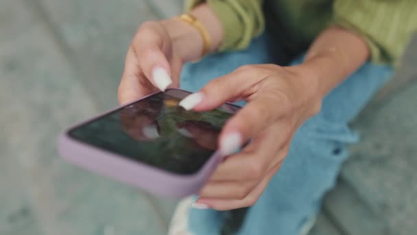 Close Mâinilor Femeii Folosind Telefonul Mobil Derulând Uitându Fotografie — Videoclip de stoc