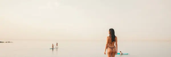 Mujer Delgada Cabello Castaño Hermoso Con Pelo Largo Con Bikini — Foto de Stock