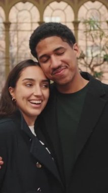 Serada kucaklaşan mutlu genç çift.