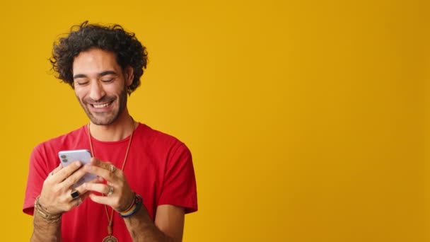 Χαμογελαστή Άνθρωπος Σγουρά Μαλλιά Ντυμένος Κόκκινο Shirt Χρησιμοποιώντας Κινητό Τηλέφωνο — Αρχείο Βίντεο