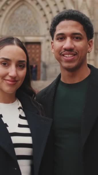 Snyggt Ungt Par Poserar Framför Katedralens Fasad — Stockvideo