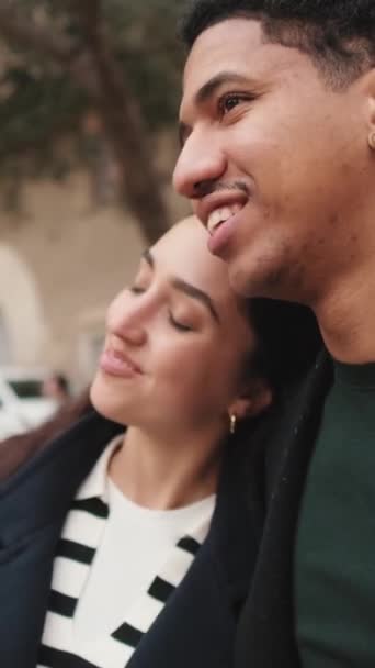 Pasangan Muda Bergaya Berpose Luar Ruangan — Stok Video