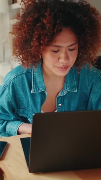Jonge Vrouw Met Laptop Aan Tafel — Stockvideo