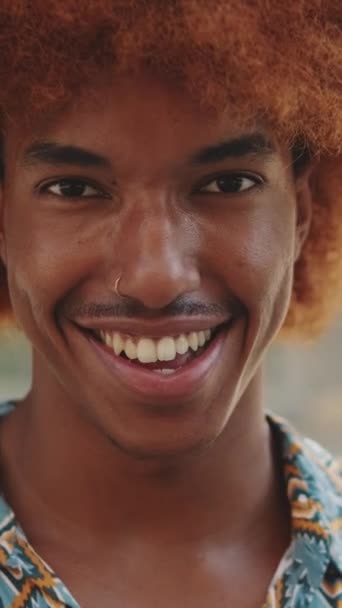 Nahaufnahme Eines Glücklichen Jungen Mannes Der Freien Lächelt Und Die — Stockvideo