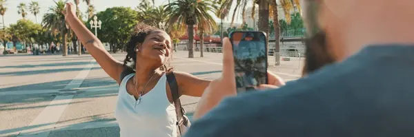 Pareja Interracial Sonriente Hombre Toma Fotos Videos Mujer Teléfono Panorama — Foto de Stock