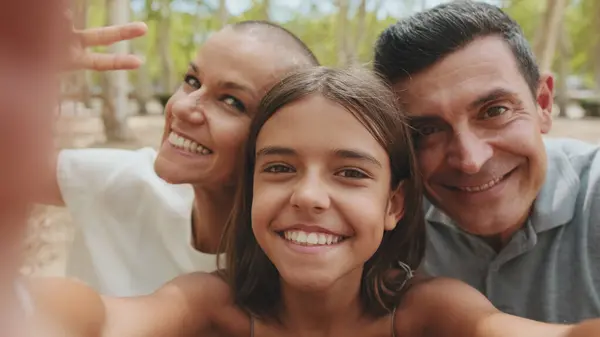 Familia Feliz Mamá Papá Hija Pasar Tiempo Juntos Haciendo Video — Foto de Stock