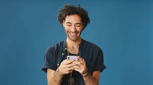 Hombre Sonriente Con Pelo Rizado Con Camisa Azul Uso Teléfono — Foto de Stock