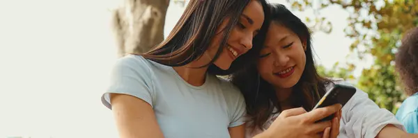 Jóvenes Mujeres Sonrientes Multiétnicas Están Viendo Videos Teléfono Las Niñas — Foto de Stock