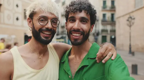 Pareja Homosexual Para Abrazando Toma Selfie Calle Ciudad Vieja — Foto de Stock