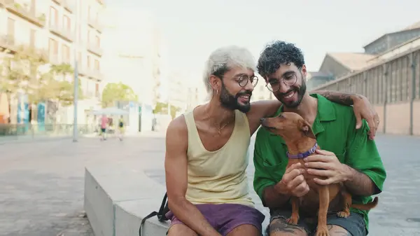 Gay Pareja Pasar Tiempo Juntos Con Perro Aire Libre — Foto de Stock