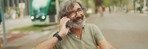Riendo Hombre Mediana Edad Con Pelo Gris Barba Con Ropa — Foto de Stock