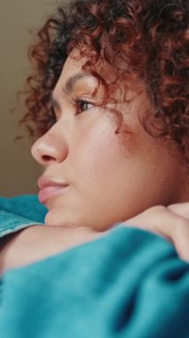 Kanepede yatan rüya kadının yakın plan profili.