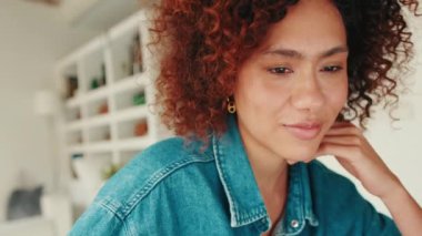 Yakın plan, dizüstü bilgisayarda çalışan kadın, oturma odasında.