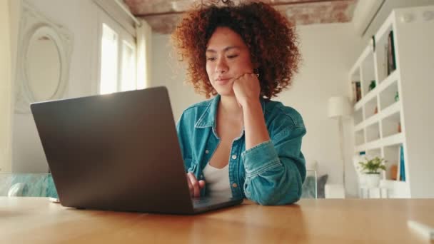 Bilgisayarlı Genç Bir Kadın Masada Oturuyor Yukarı Bakıyor Evde Düşünüyor — Stok video