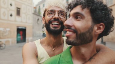 Yakın mesafede, homoseksüel çift eski şehrin sokaklarında dikiliyor.