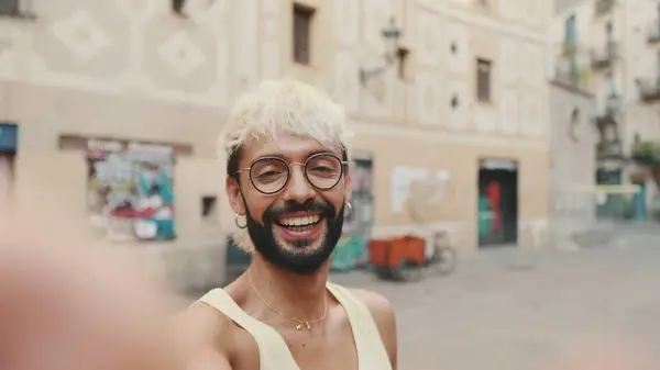 Fešák Blond Vlasy Nosí Brýle Selfie Usmívá Kameru Stock Fotografie