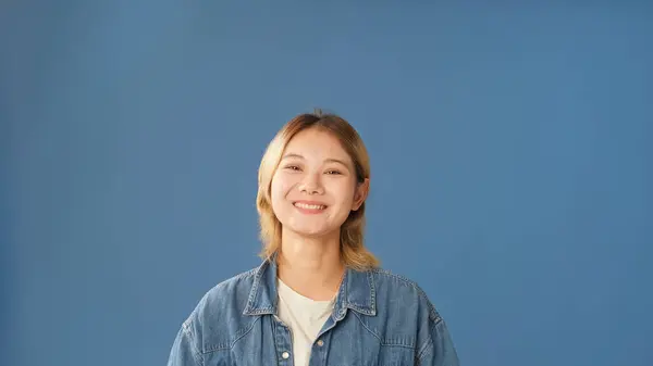 Mladá Usměvavá Žena Oblečená Džínové Košili Zvedne Hlavu Otevře Oči Stock Obrázky