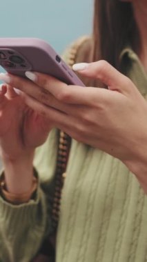 Cep telefonu tutan kadınların yakın plan fotoğrafları.