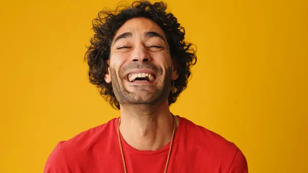 Zblízka Smějící Atraktivní Muž Kudrnatými Vlasy Oblečený Červeném Tričku Dívá Stock Snímky