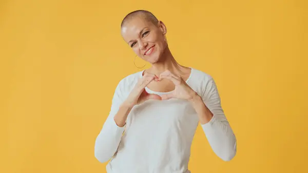 Jovem Mulher Sem Pêlos Mostrando Representando Coração Forma Gesto Dedos Imagens Royalty-Free