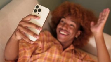 Adamın elleri cep telefonuyla video görüşmesi yapıyor.