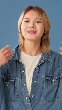 Hüsrana uğramış genç bir kadın neden mavi arka planda soyutlandığını soruyor.