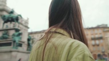 Kablosuz kulaklıklı genç kadın İtalya 'da seyahat ediyor.