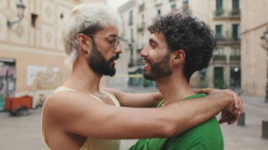 Yakın mesafede, homoseksüel çift eski şehrin sokaklarında dikiliyor.