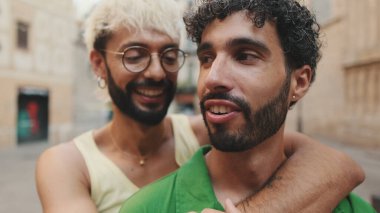 Yakın mesafede, homoseksüel çift eski şehrin sokaklarında dikiliyor.