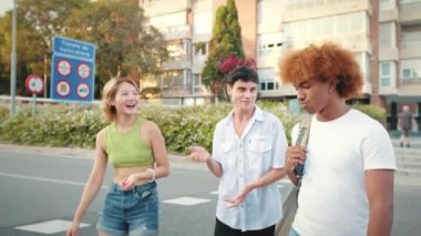 Güneşli bir yaz gününde, sokakta yürürken öylesine konuşan üç arkadaş.