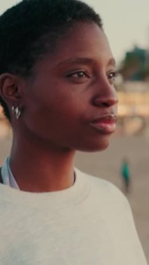 Deniz manzaralı genç bir kadının portresi