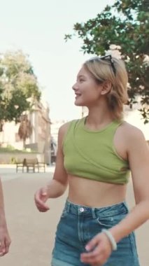 İki arkadaş şehirde yürüyor ve konuşuyor.